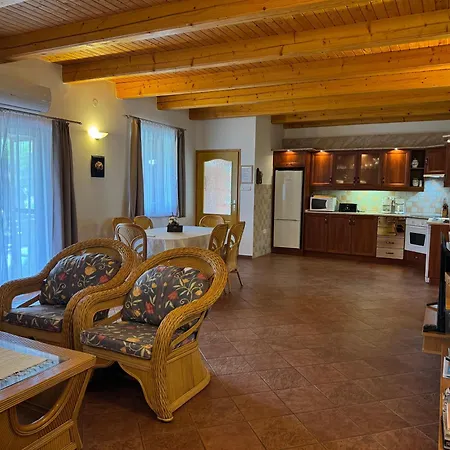 Szolosgyoeroek Kun With 3 Bedrooms On 92 In アパート *