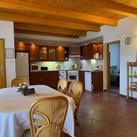 Szolosgyoeroek Kun With 3 Bedrooms On 92 In * Szolosgyorok