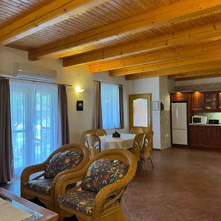 شقة Szolosgyoeroek Kun With 3 Bedrooms On 92 In