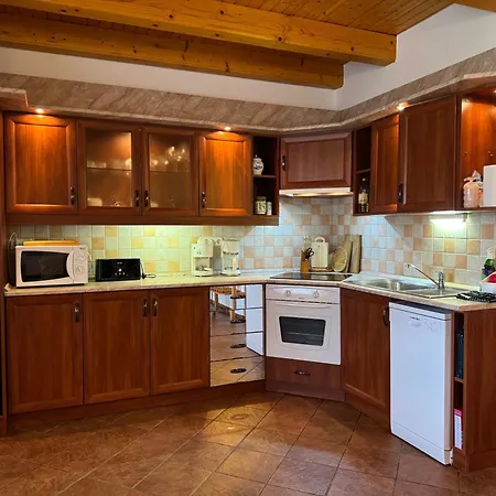 Szolosgyoeroek Kun With 3 Bedrooms On 92 In アパート *