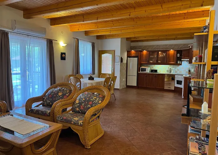 Szolosgyoeroek Kun With 3 Bedrooms On 92 In Apartmán *